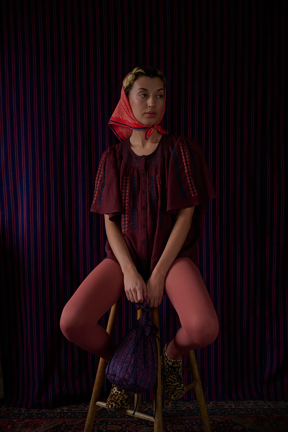 ROMANIA BLUSE MED BRODERI OG FLAGERMUSÆRMER - BURGUNDY - Image 3