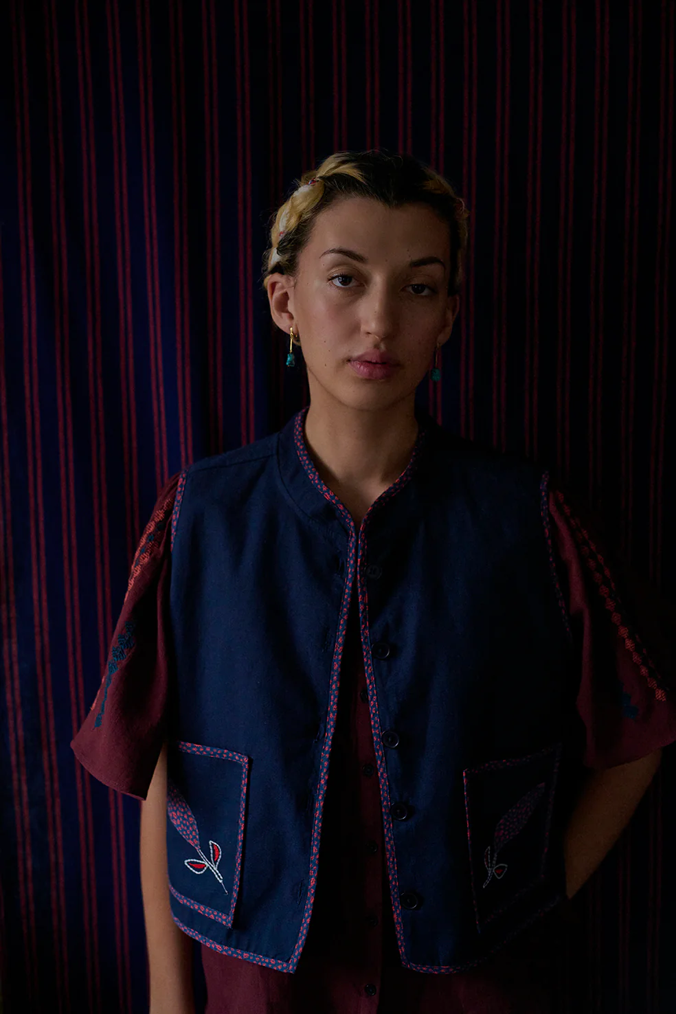 ROMANIA BLUSE MED BRODERI OG FLAGERMUSÆRMER - BURGUNDY - Image 4
