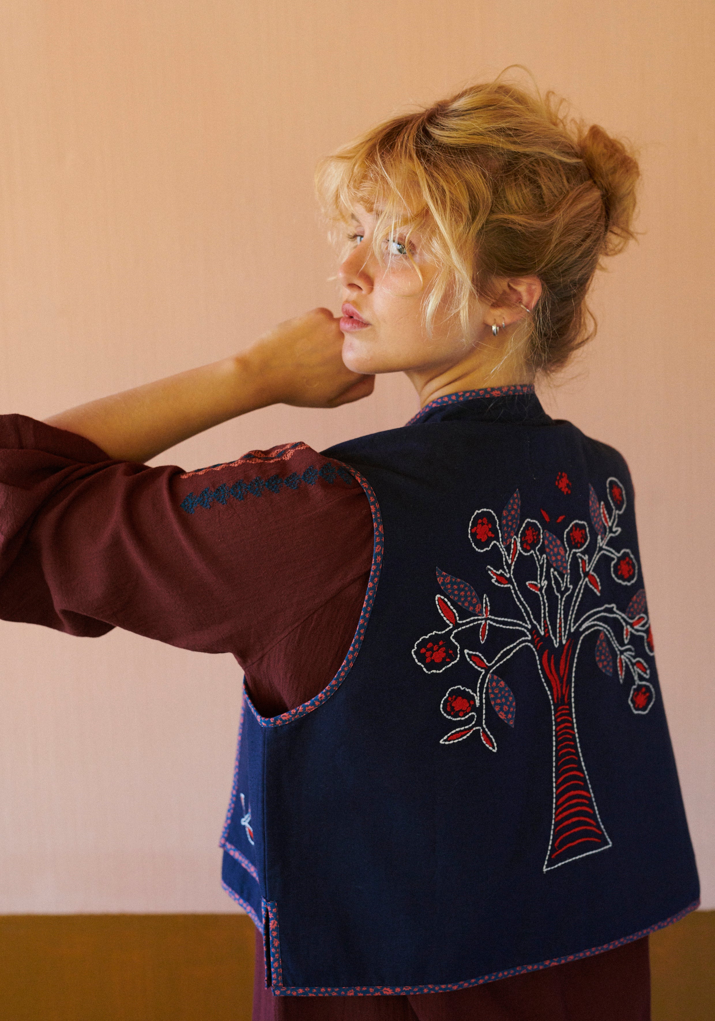 ROMANIA BLUSE MED BRODERI OG KLOKKEÆRMER - BURGUNDY - Image 3