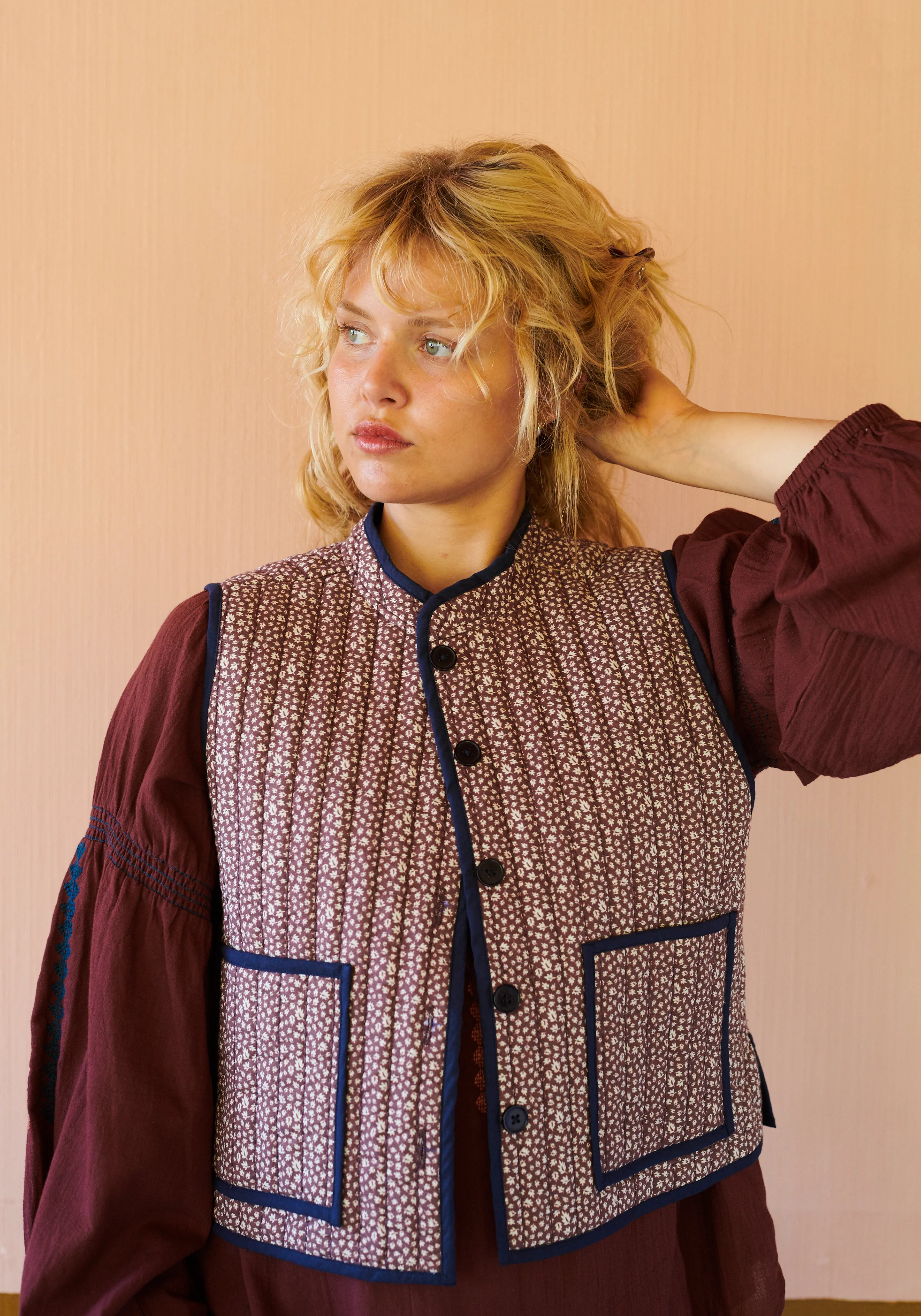 ROMANIA BLUSE MED BRODERI OG KLOKKEÆRMER - BURGUNDY - Image 5